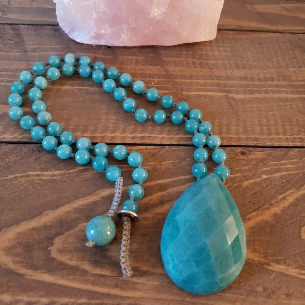 Green stone necklace. - Picture 2 of 4